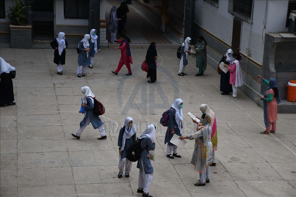 Pakistan'da Kovid-19 nedeniyle kapalı olan okullar yeniden açıldı
