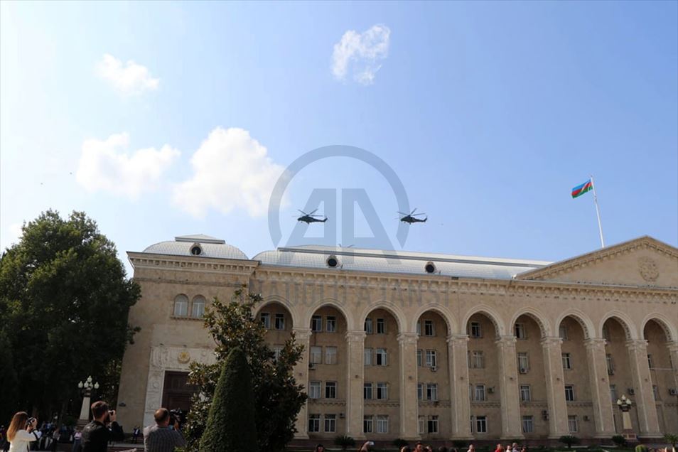 پرواز نمایشی جنگندههای اف-16 ترکیه بر فراز شهر گنجه