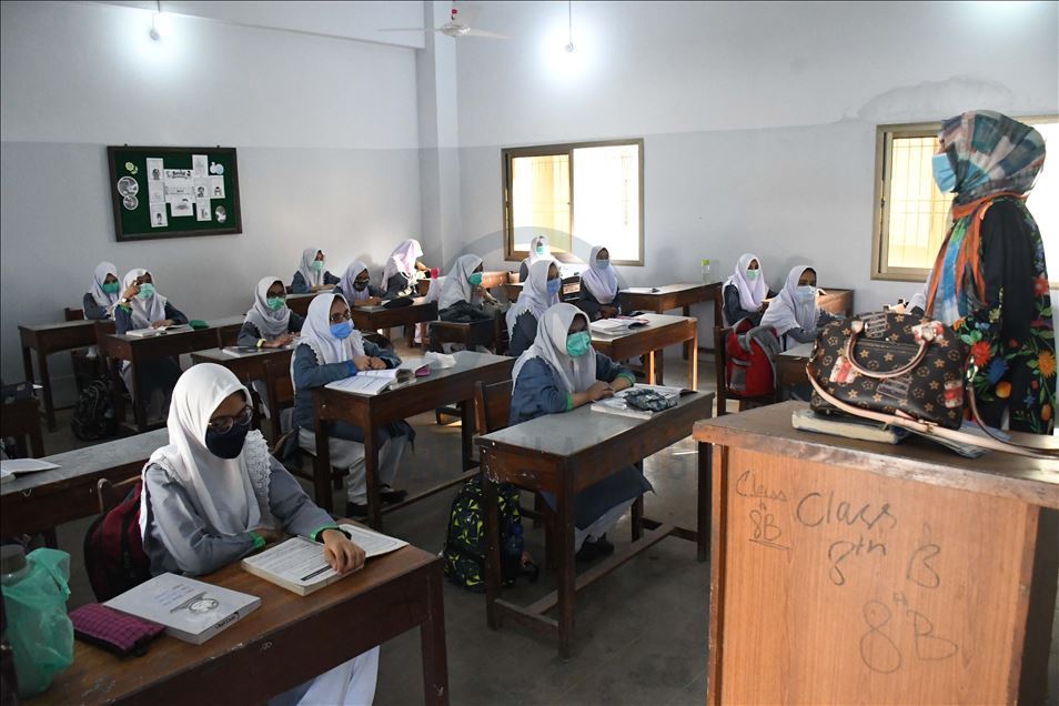 Pakistan'da Kovid-19 nedeniyle kapalı olan okullar yeniden açıldı