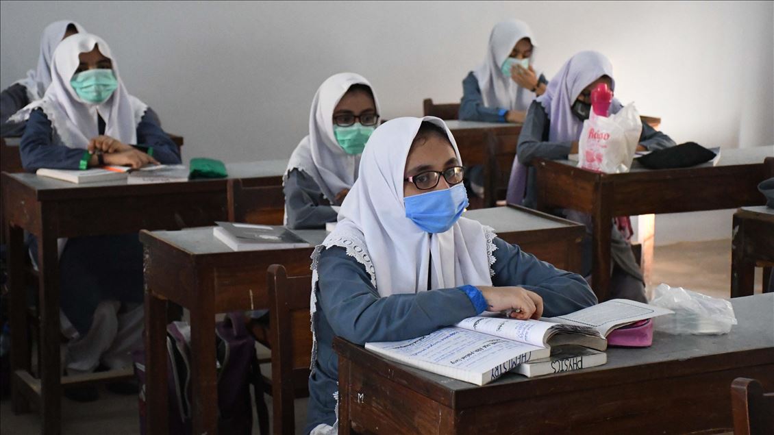 Pakistan'da Kovid-19 nedeniyle kapalı olan okullar yeniden açıldı