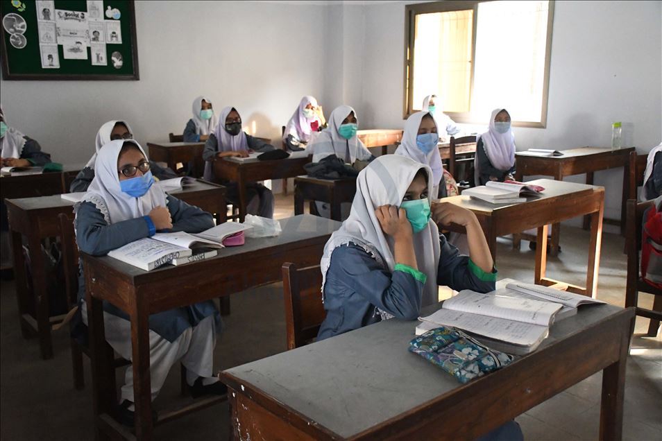 Pakistan'da Kovid-19 nedeniyle kapalı olan okullar yeniden açıldı