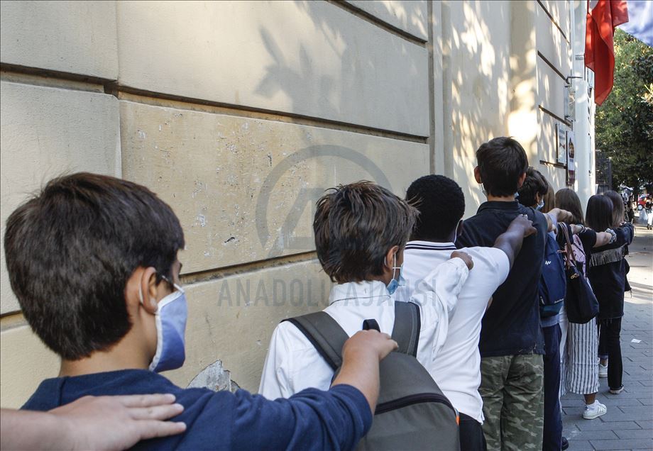 Sekolah di Italia dibuka kembali setelah lebih dari enam bulan ditutup