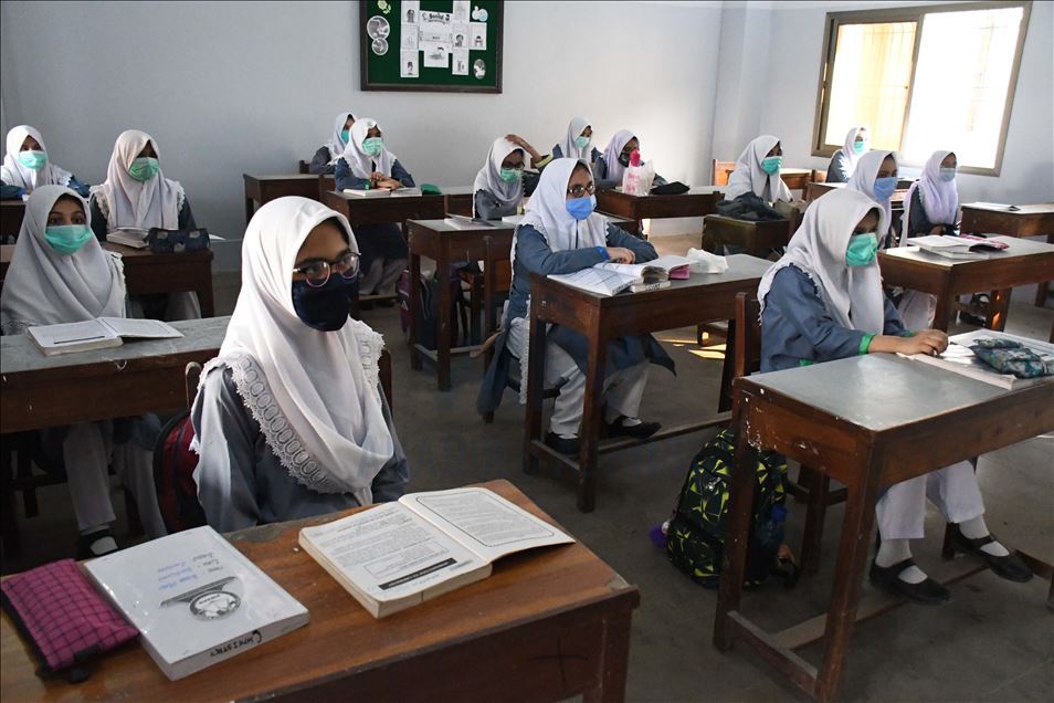 Pakistan'da Kovid-19 nedeniyle kapalı olan okullar yeniden açıldı