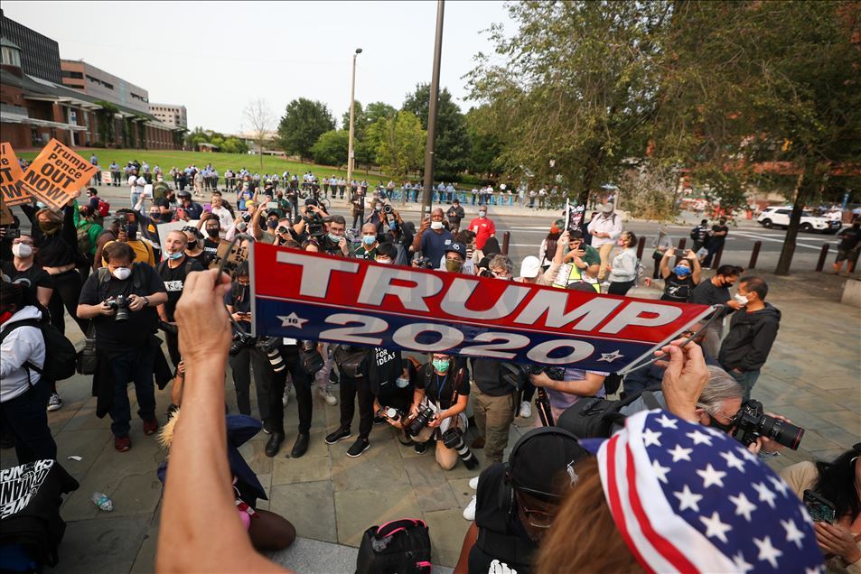 Trump destekçileri ve protestocular Philadelphia'da karşı karşıya geldi