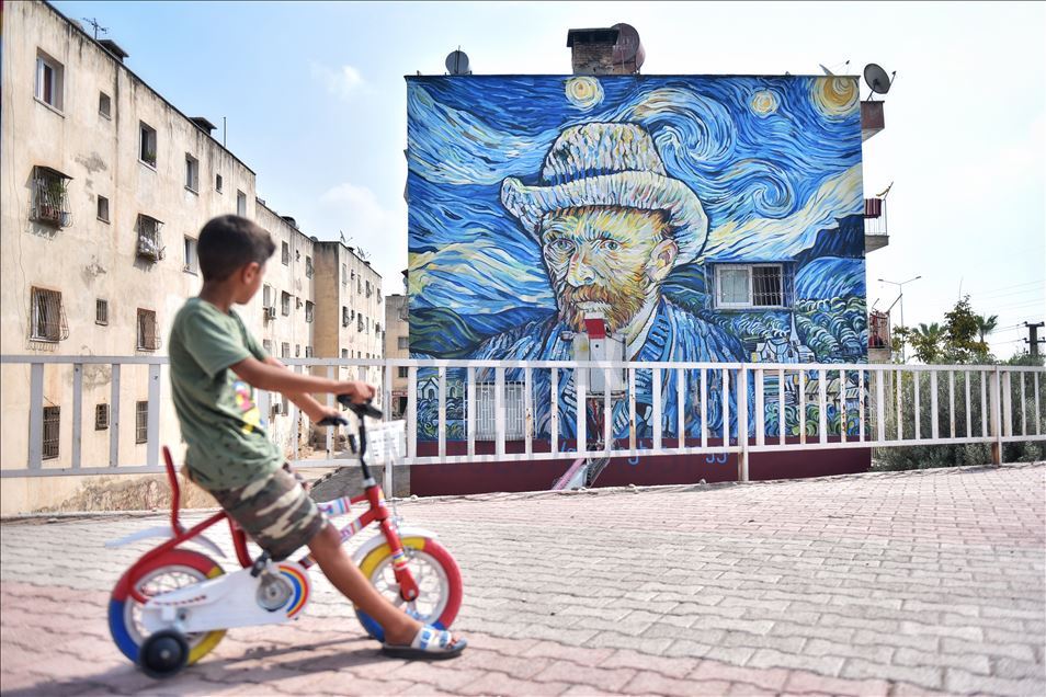 Mersin'de 36 yıllık binanın dış cephesi Van Gogh'un "Yıldızlı Gece" eseriyle kaplandı