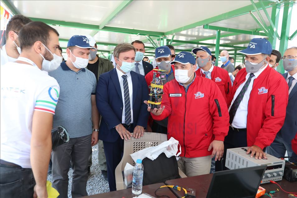 Bakanlar Varank ve Karaismailoğlu TÜRKSAT Model Uydu Yarışması'na katıldı