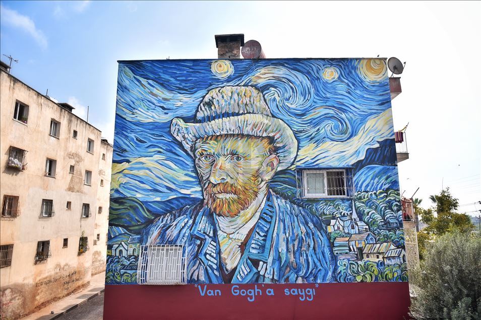 Mersin'de 36 yıllık binanın dış cephesi Van Gogh'un "Yıldızlı Gece" eseriyle kaplandı