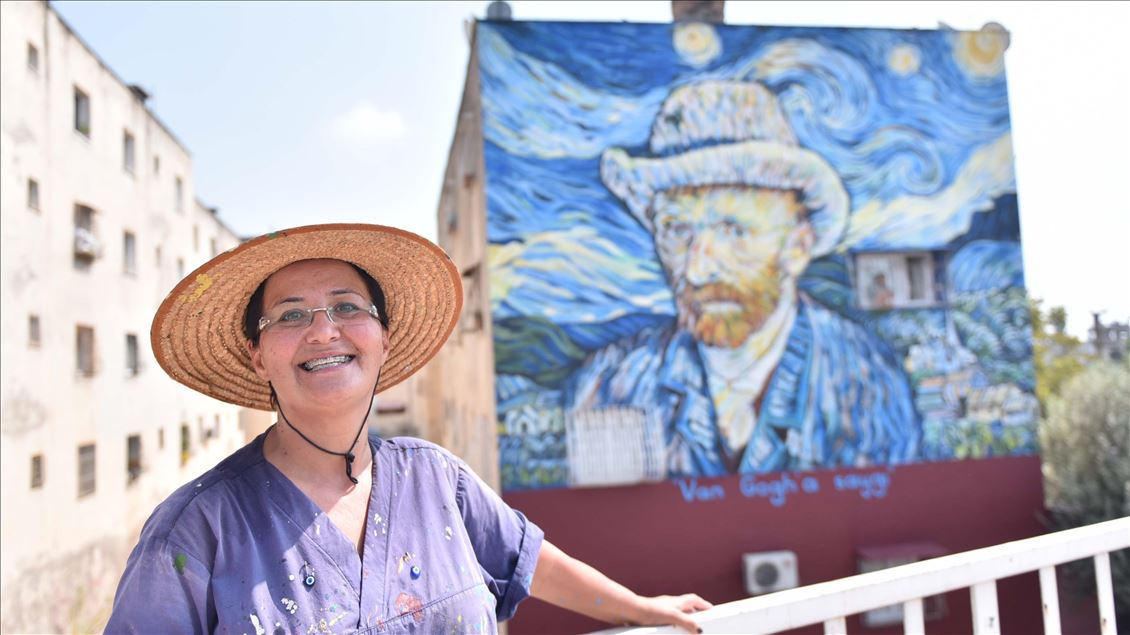 Mersin'de 36 yıllık binanın dış cephesi Van Gogh'un "Yıldızlı Gece" eseriyle kaplandı
