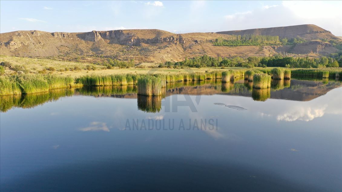 El paisaje en el lago Uckaya en Igdir, Turquía