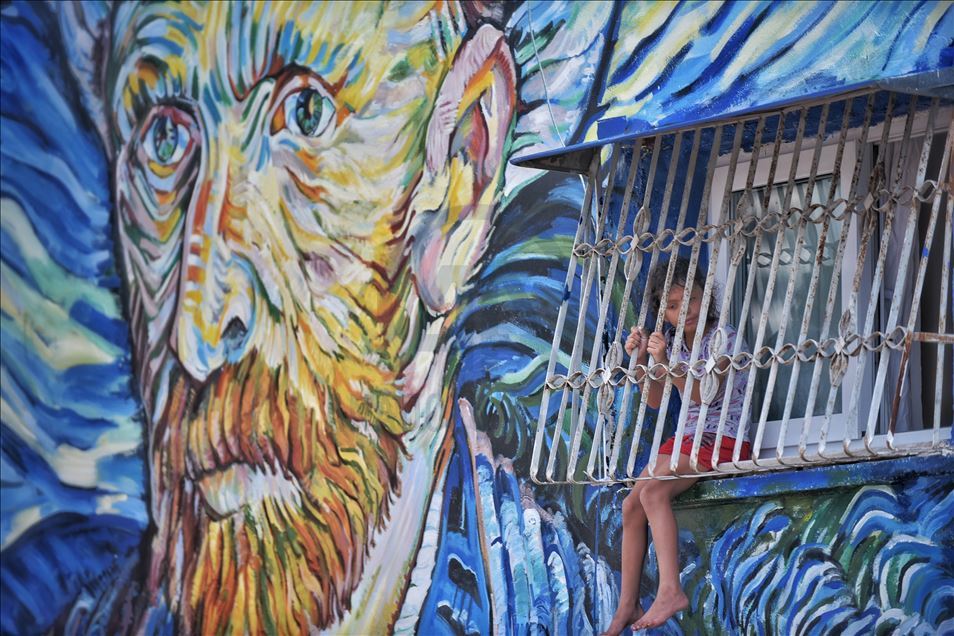 Mersin'de 36 yıllık binanın dış cephesi Van Gogh'un "Yıldızlı Gece" eseriyle kaplandı