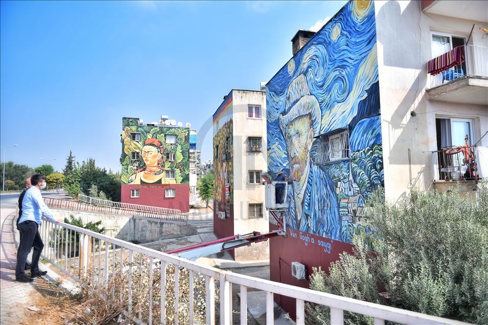 Mersin'de 36 yıllık binanın dış cephesi Van Gogh'un "Yıldızlı Gece" eseriyle kaplandı