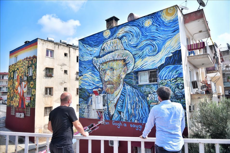 Mersin'de 36 yıllık binanın dış cephesi Van Gogh'un "Yıldızlı Gece" eseriyle kaplandı