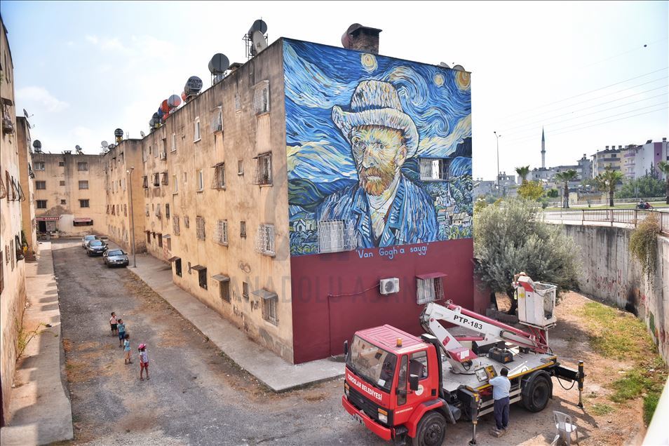 Mersin'de 36 yıllık binanın dış cephesi Van Gogh'un "Yıldızlı Gece" eseriyle kaplandı
