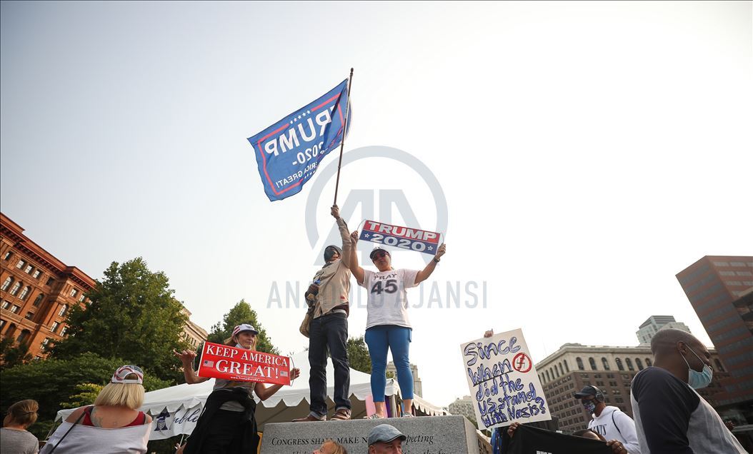 Trump destekçileri ve protestocular Philadelphia'da karşı karşıya geldi