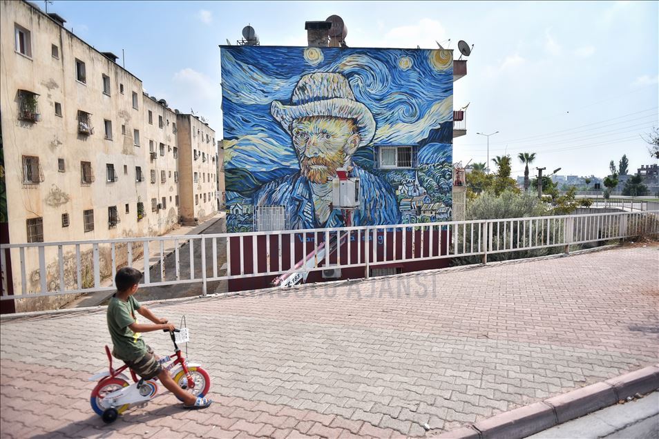 Mersin'de 36 yıllık binanın dış cephesi Van Gogh'un "Yıldızlı Gece" eseriyle kaplandı