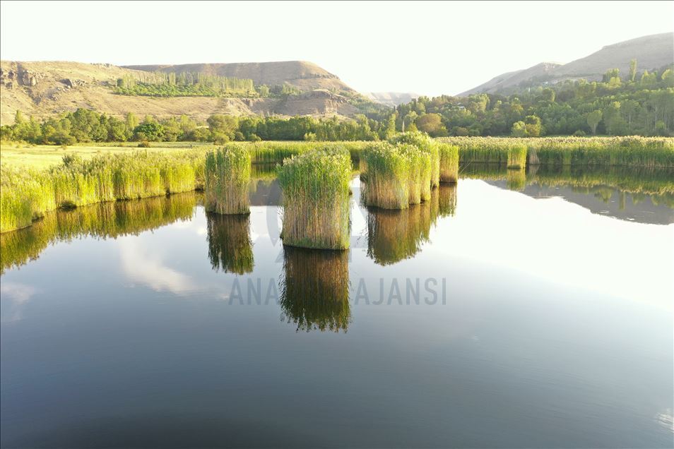 El paisaje en el lago Uckaya en Igdir, Turquía