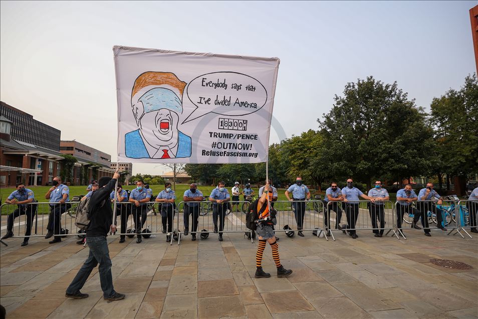 Simpatizantes y detractores de Trump se enfrentaron en el Independence Mall, en Filadelfia