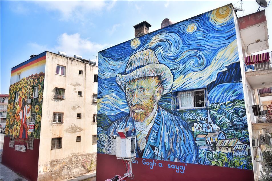 Mersin'de 36 yıllık binanın dış cephesi Van Gogh'un "Yıldızlı Gece" eseriyle kaplandı