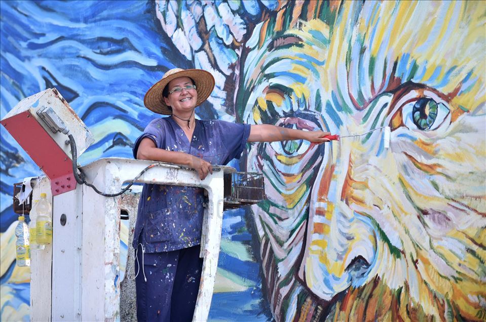 Mersin'de 36 yıllık binanın dış cephesi Van Gogh'un "Yıldızlı Gece" eseriyle kaplandı