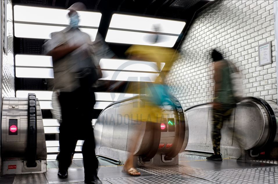 Distanciamiento social en el metro de París