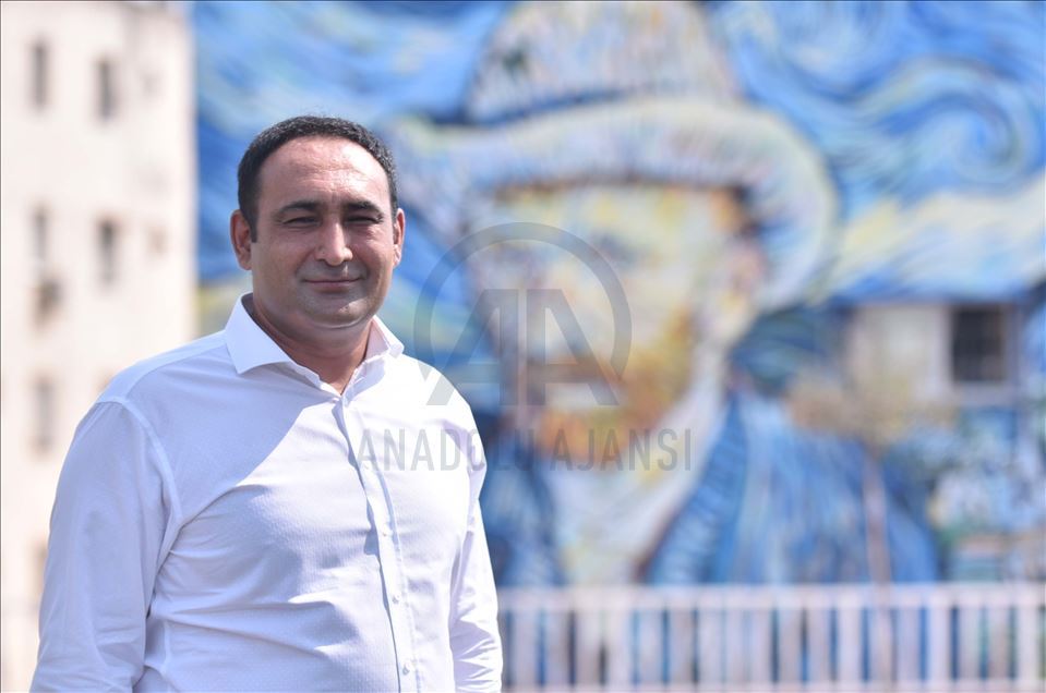 Mersin'de 36 yıllık binanın dış cephesi Van Gogh'un "Yıldızlı Gece" eseriyle kaplandı