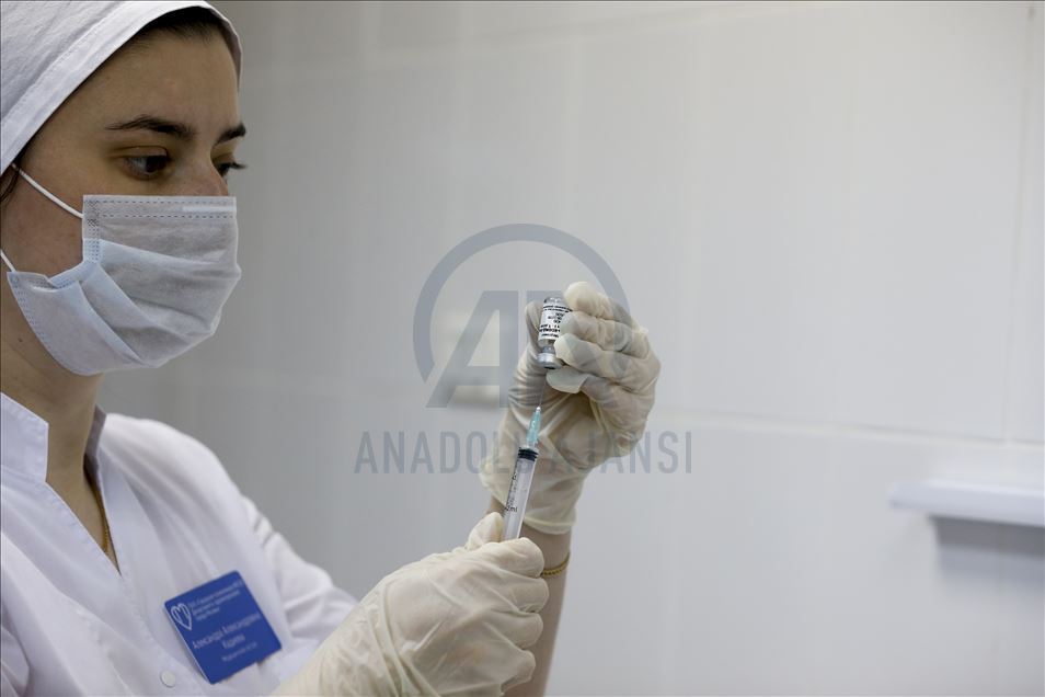 Rusya’da gönüllülere Kovid-19 aşısı yapılmasını AA görüntüledi