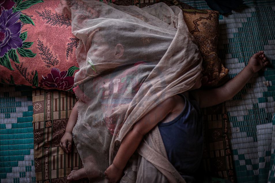 Жители лагерей беженцев в Идлибской зоне деэскалации борются за жизнь в палящий зной