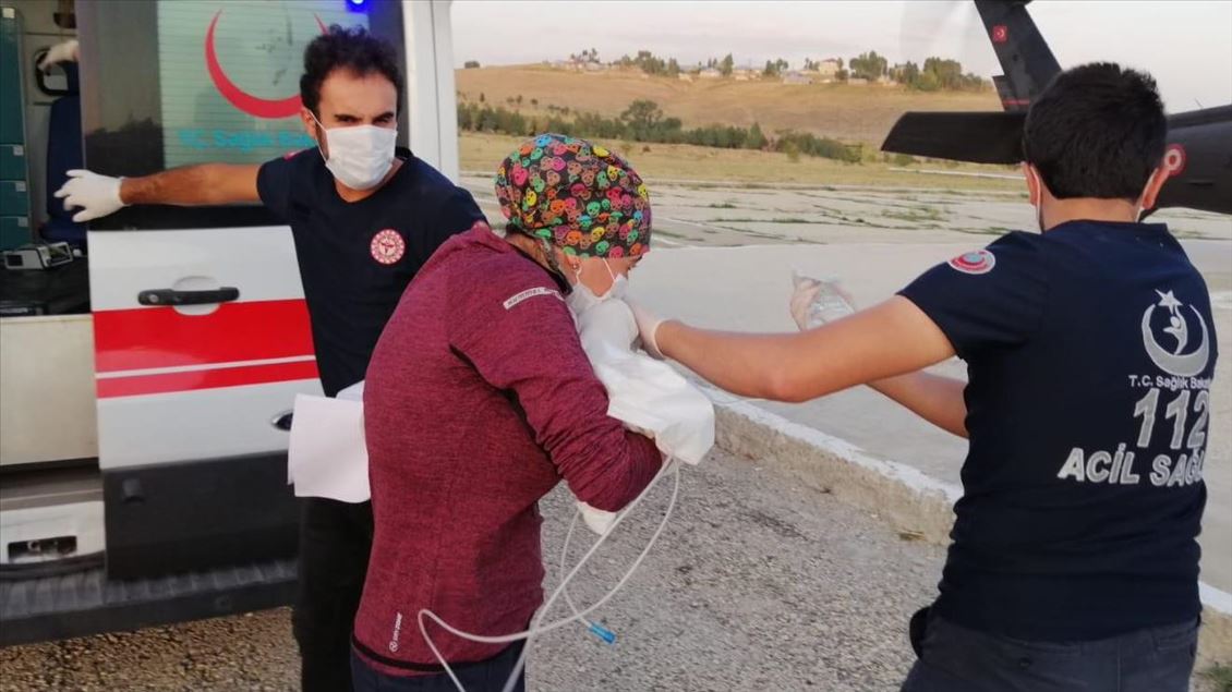 Solunum sıkıntısı çeken yeni doğan bebeği yaşatmak için seferber oldular