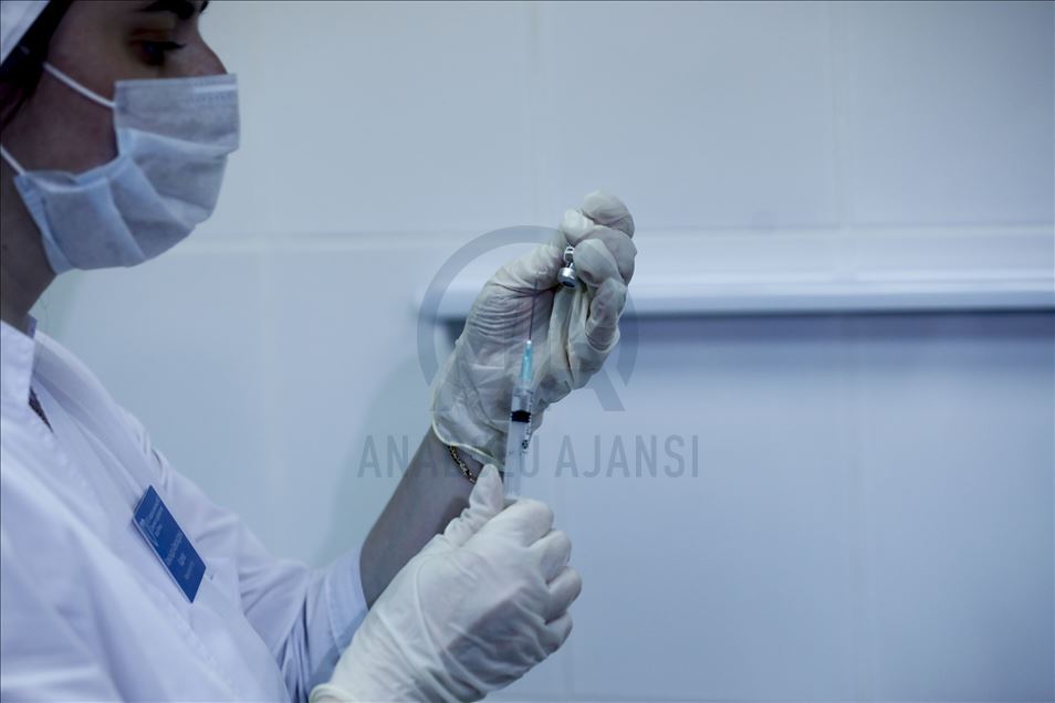 Rusya’da gönüllülere Kovid-19 aşısı yapılmasını AA görüntüledi