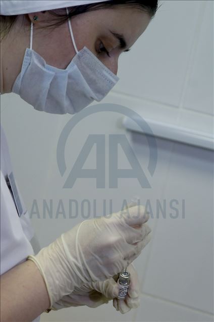 Rusya’da gönüllülere Kovid-19 aşısı yapılmasını AA görüntüledi