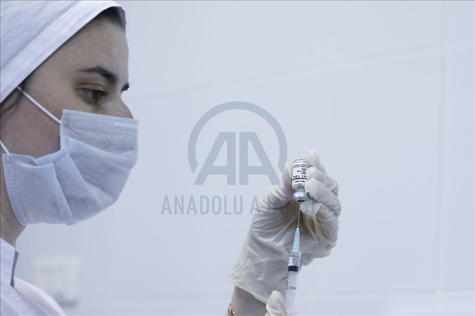 Rusya’da gönüllülere Kovid-19 aşısı yapılmasını AA görüntüledi