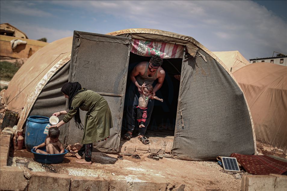 Жители лагерей беженцев в Идлибской зоне деэскалации борются за жизнь в палящий зной