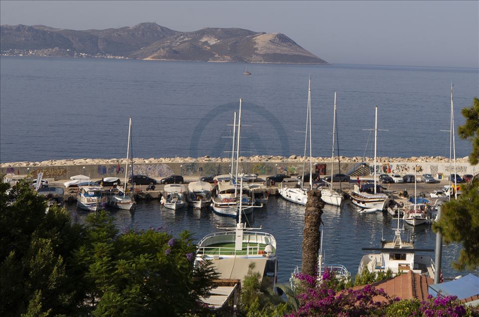 Meis Adası'ndaki insan hareketliliği Kaş'tan rahatça görülebiliyor