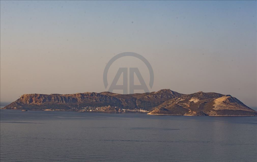 Meis Adası'ndaki insan hareketliliği Kaş'tan rahatça görülebiliyor