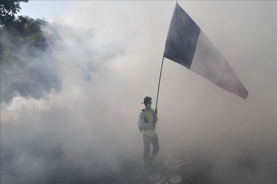 Paris'te sarı yeleklilerin çağrısı üzerine gösteri düzenlendi
