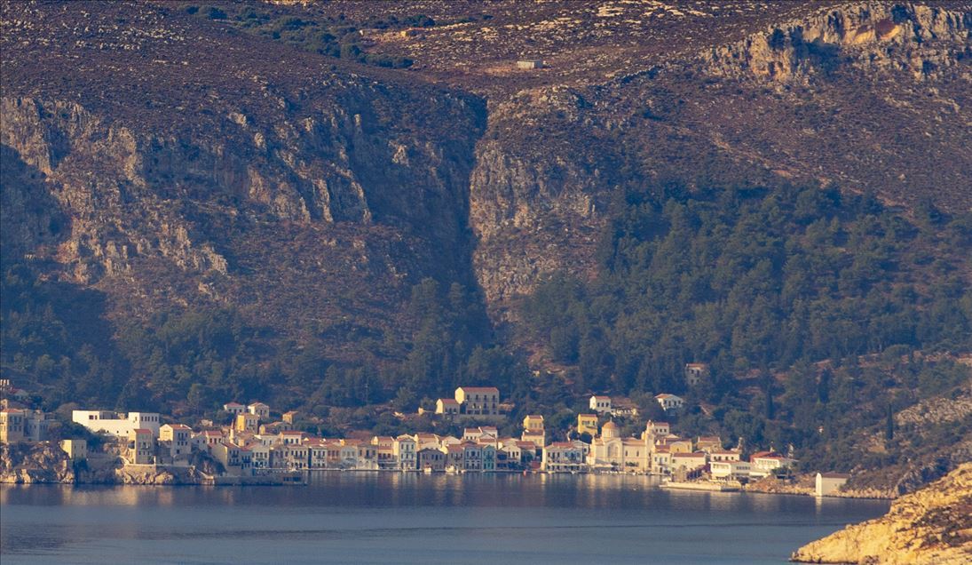 Meis Adası'ndaki insan hareketliliği Kaş'tan rahatça görülebiliyor