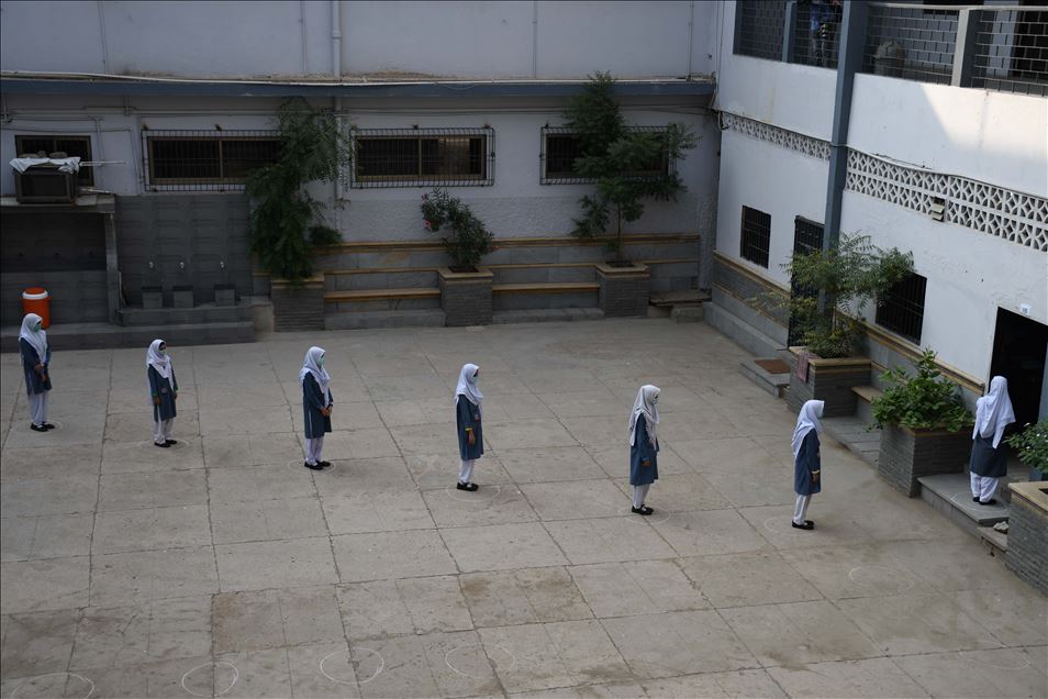 Pakistan'da Kovid-19 nedeniyle kapalı olan okullar yeniden açıldı