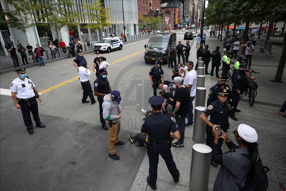 Protesta në New York për mbylljen e Zyrës për migracion, 20 të arrestuar