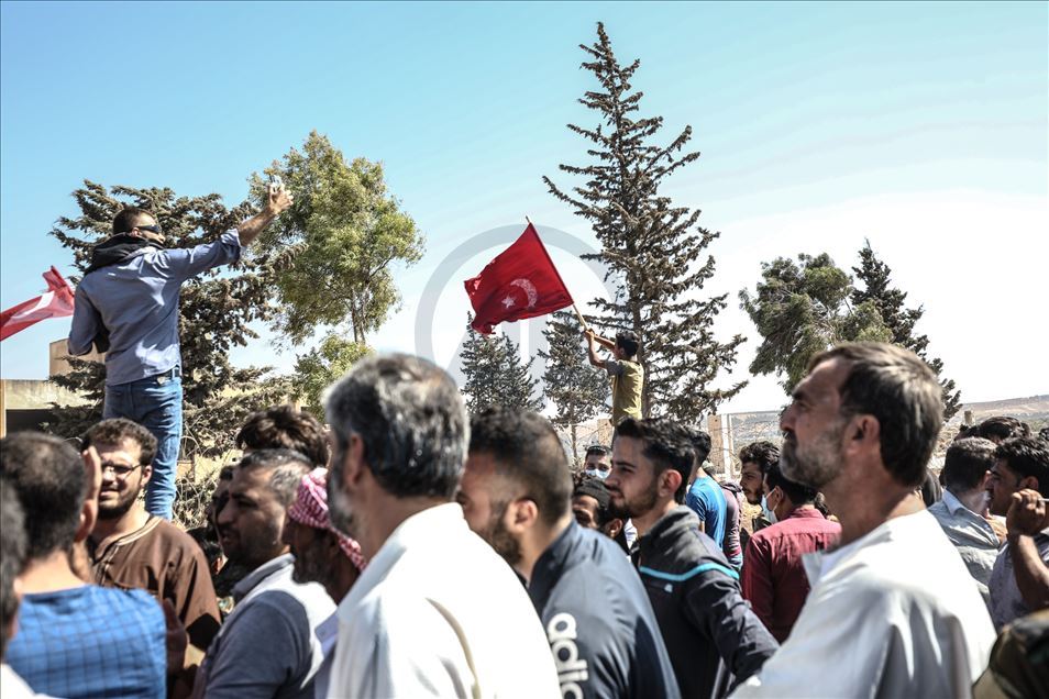 سوريا.. أهالي إدلب يتظاهرون تأييدًا للوجود العسكري التركي