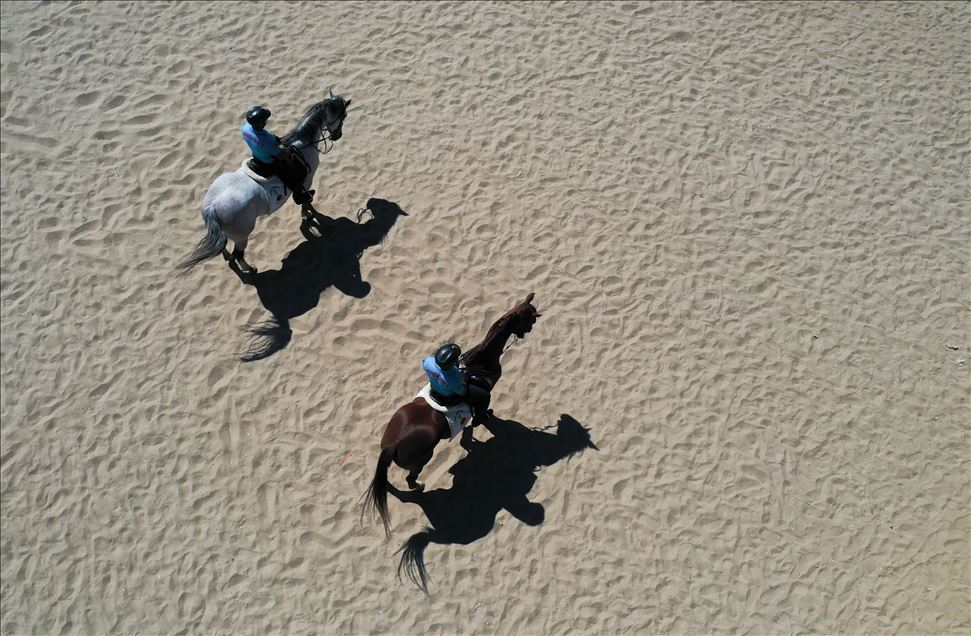 İzmir'de plajların güvenliği atlı jandarmaya emanet