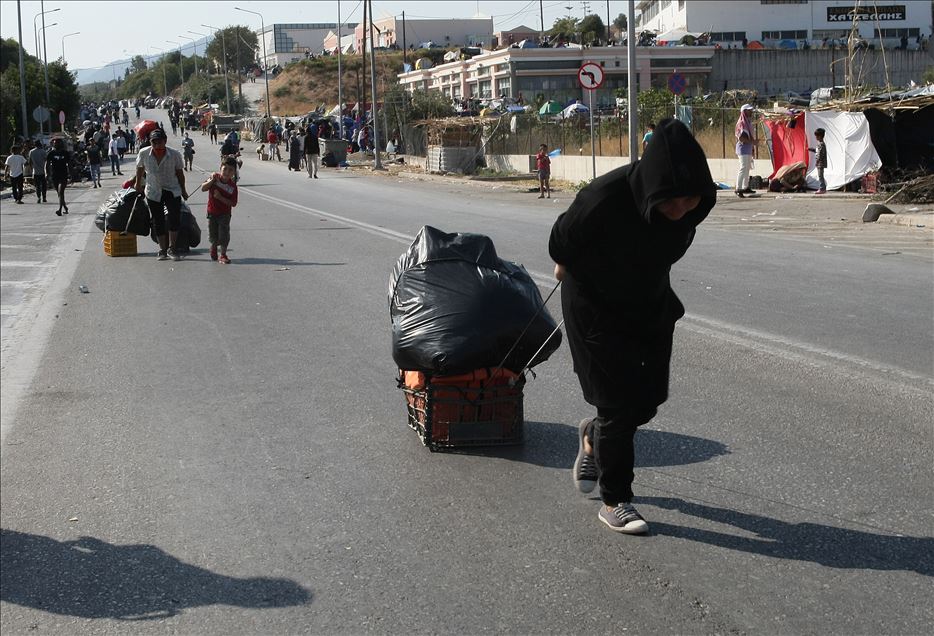 Sığınmacılar Midilli adasında kurulan yeni kampa yerleştirilmeye başladı