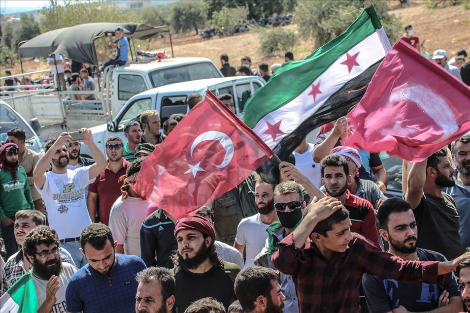 سوريا.. أهالي إدلب يتظاهرون تأييدًا للوجود العسكري التركي