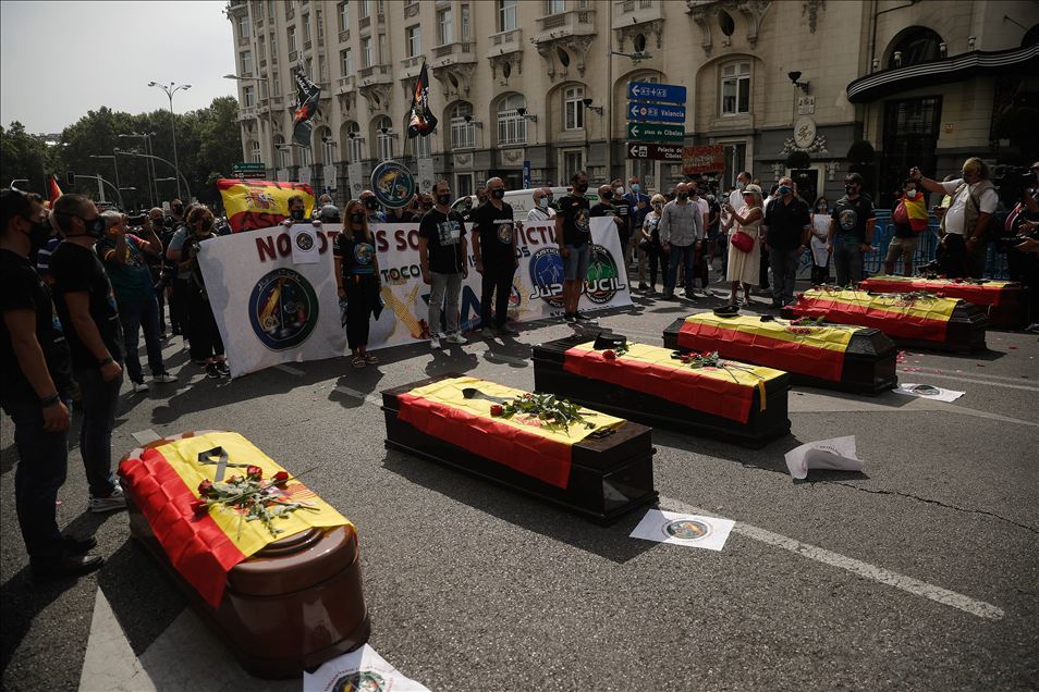 İspanya’da güvenlik güçleri "intiharlara karşı" meclis önünde eylem yaptı