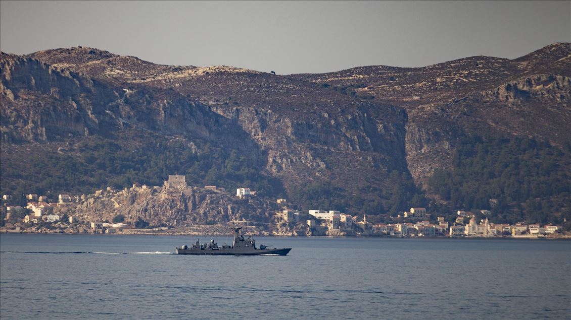 Meis Adası'ndaki insan hareketliliği Kaş'tan rahatça görülebiliyor