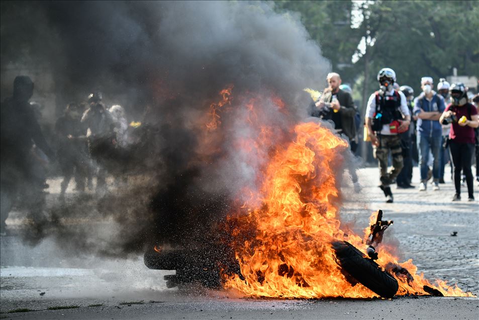 Paris'te sarı yeleklilerin çağrısı üzerine gösteri düzenlendi