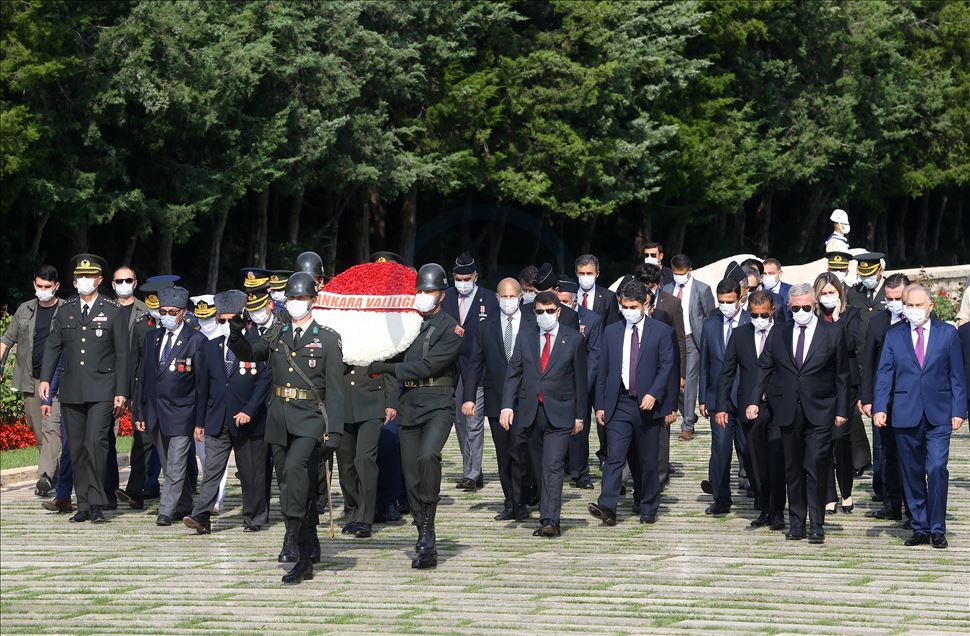 Ankara Valisi Şahin ve beraberindeki heyet, Anıtkabir'i ziyaret etti