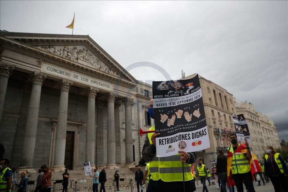 Spanjë, ushtarët protestojnë për rritje të pagave