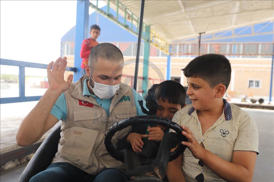 نظمتها "الإغاثة التركية".. رحلة ترفيهية لأطفال سوريين مكفوفين
