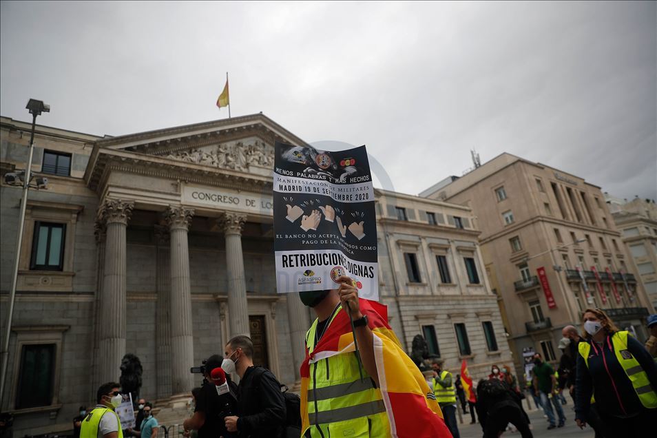 Spanjë, ushtarët protestojnë për rritje të pagave