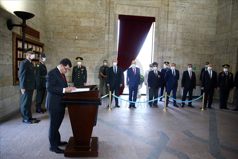 Ankara Valisi Şahin ve beraberindeki heyet, Anıtkabir'i ziyaret etti